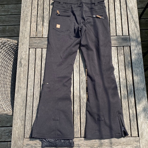 Back Roxy Snowpants - Picture 2 of 3